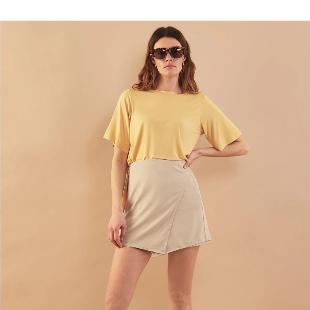 Essentialist T-Shirt in color “butter”.